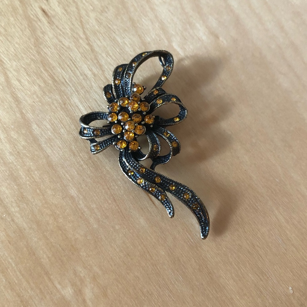 Vintage style Brooch flower ribbon